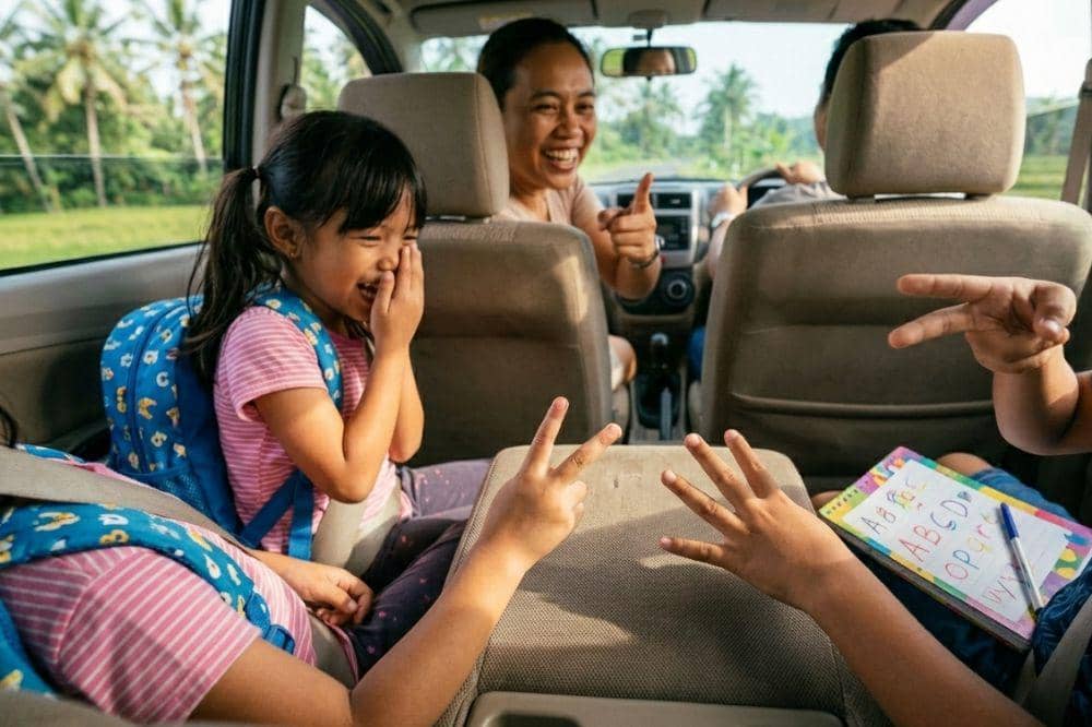 Anak bermain ABC 5 dasar saat mudik