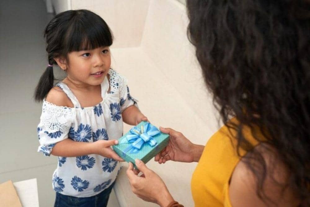 Anak menerima hadiah dari Mama