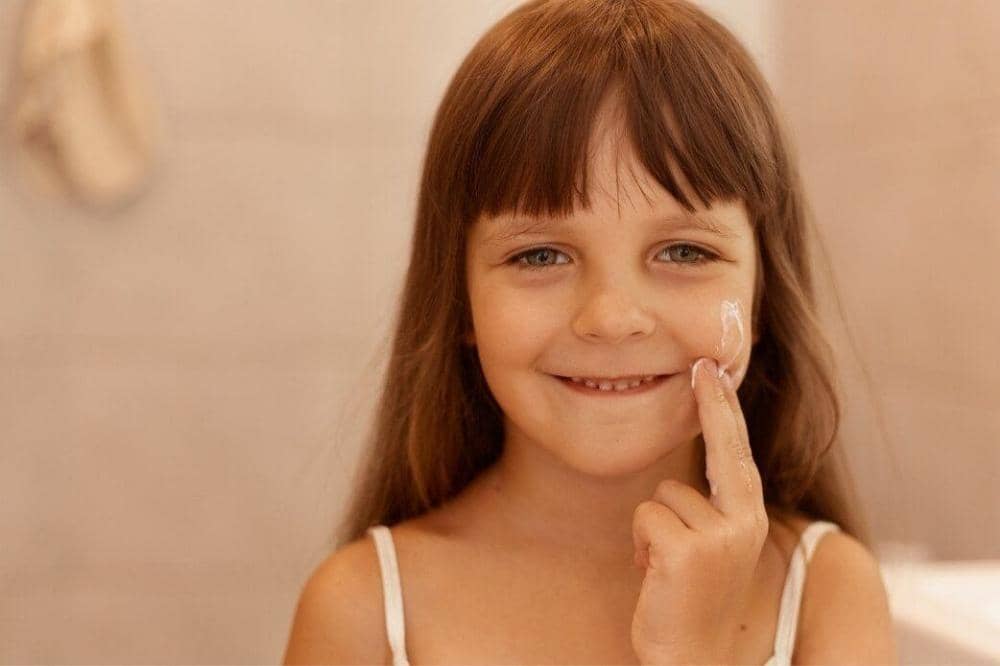 Anak menggunakan moisturizer