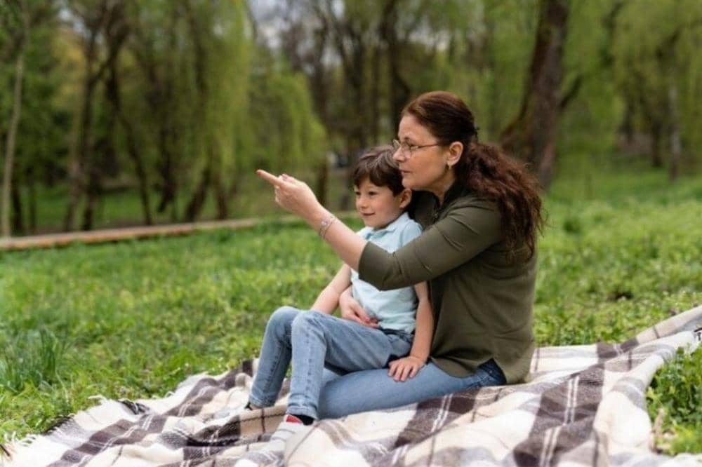 Mama dan anak di taman