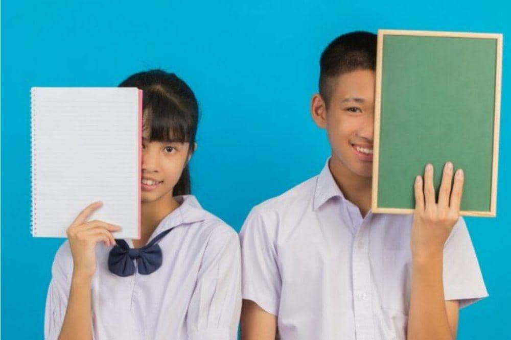 2 anak memegang buku