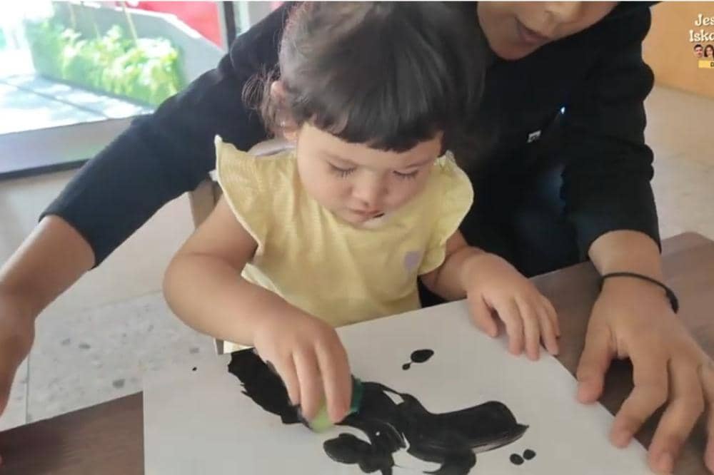 Hagia ikut art class pertama