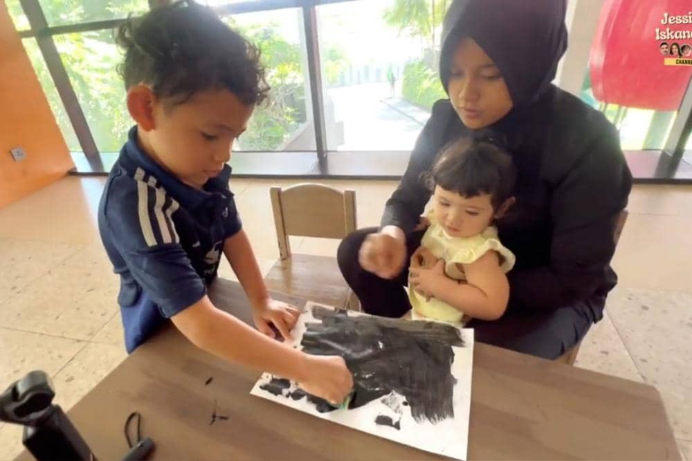 Don menghampiri Hagia yang sedang ikut art class pertama