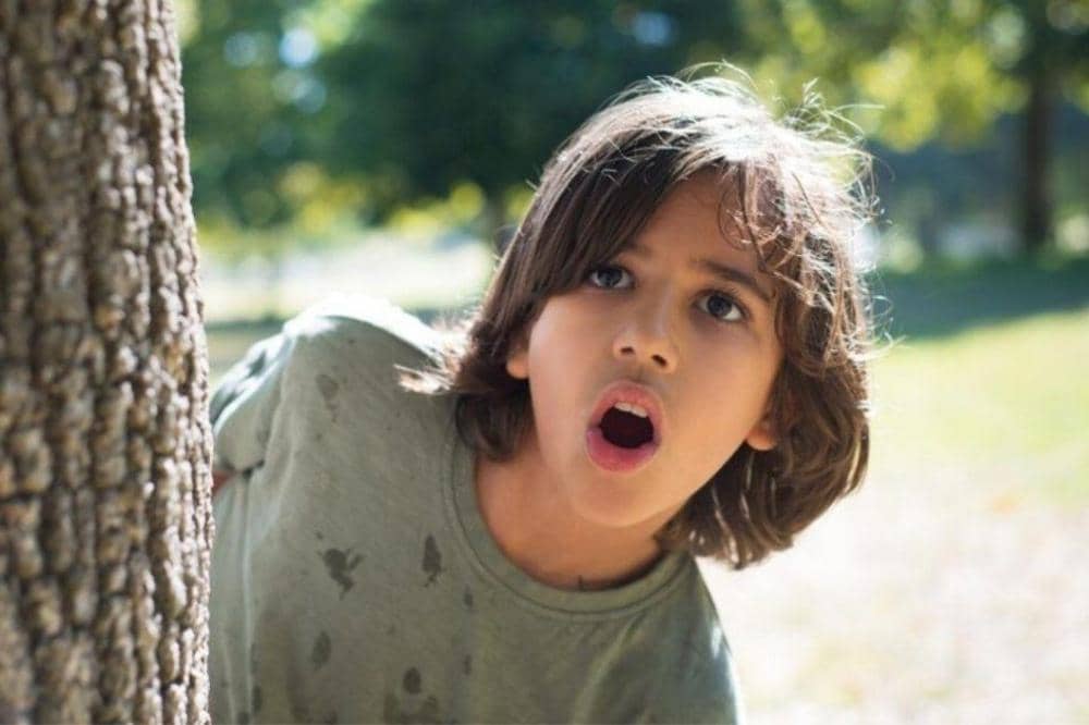 Anak mencari Mama di taman