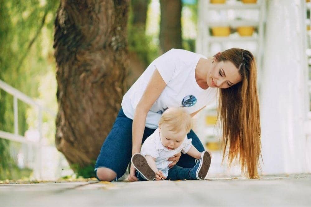Mama dan bayi di taman