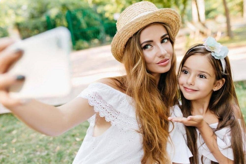 Mama dan anak befoto di taman