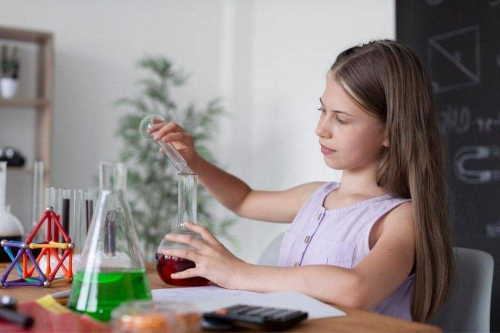Anak perempuan di kelas kimia