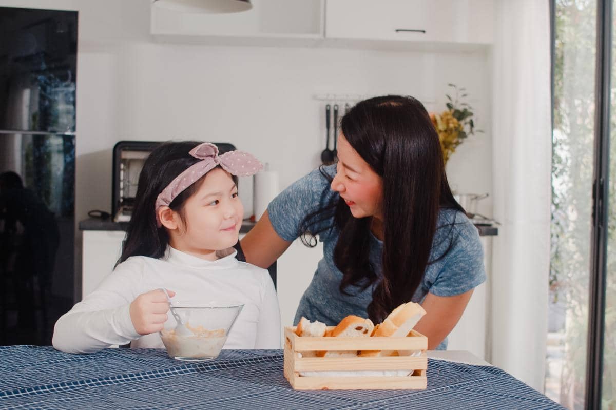 anak sedang membantu mama di dapur