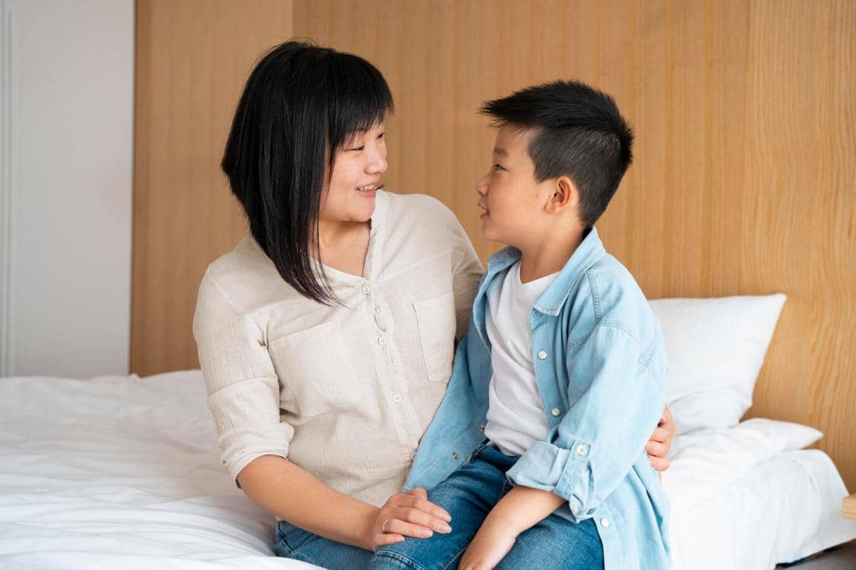 anak dan orangtua sedang berbicara