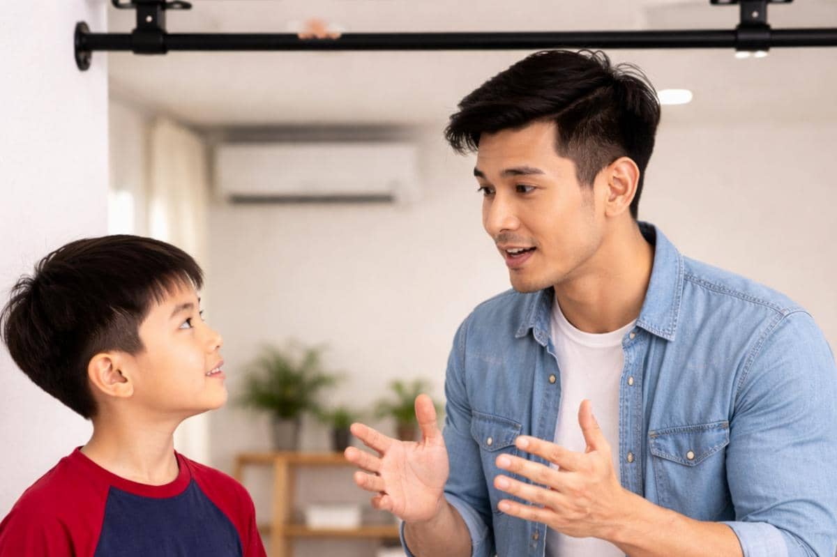 papa sedang memberitahu anak