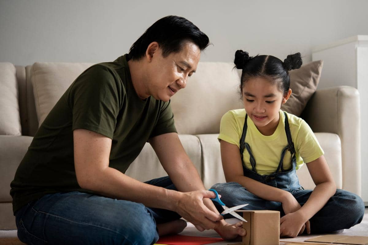 papa sedang bermain dengan anak