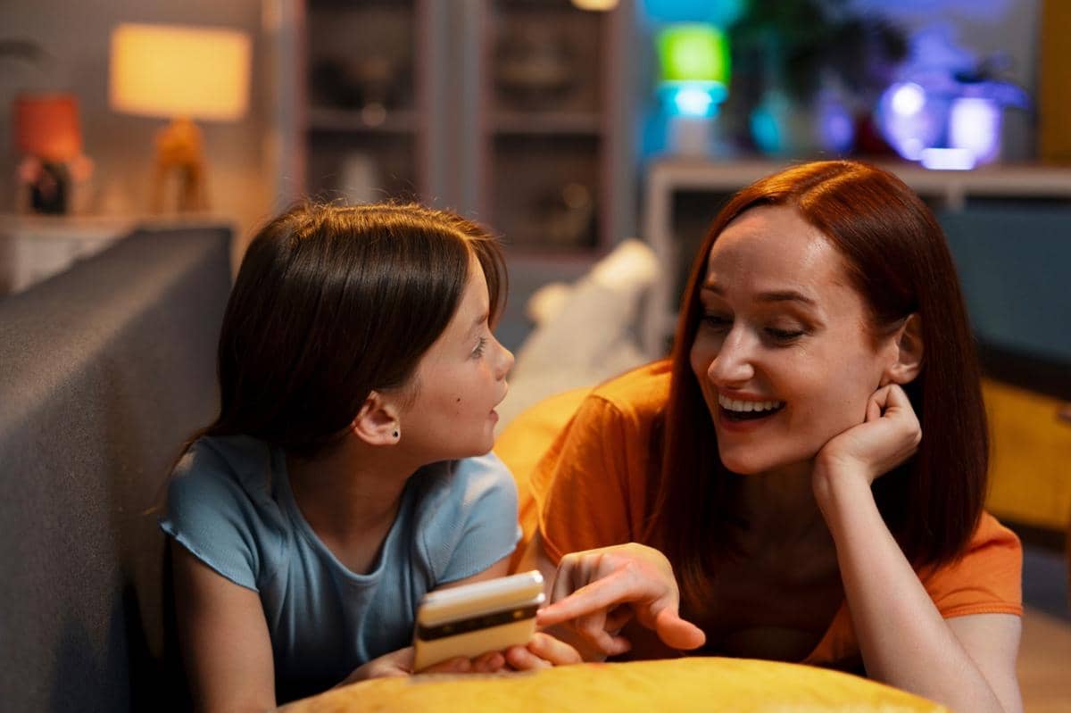 orangtua dan anak perempuan sedang berbicara