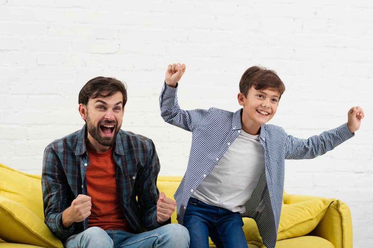 orangtua dan anak sedang menonton TV bersama