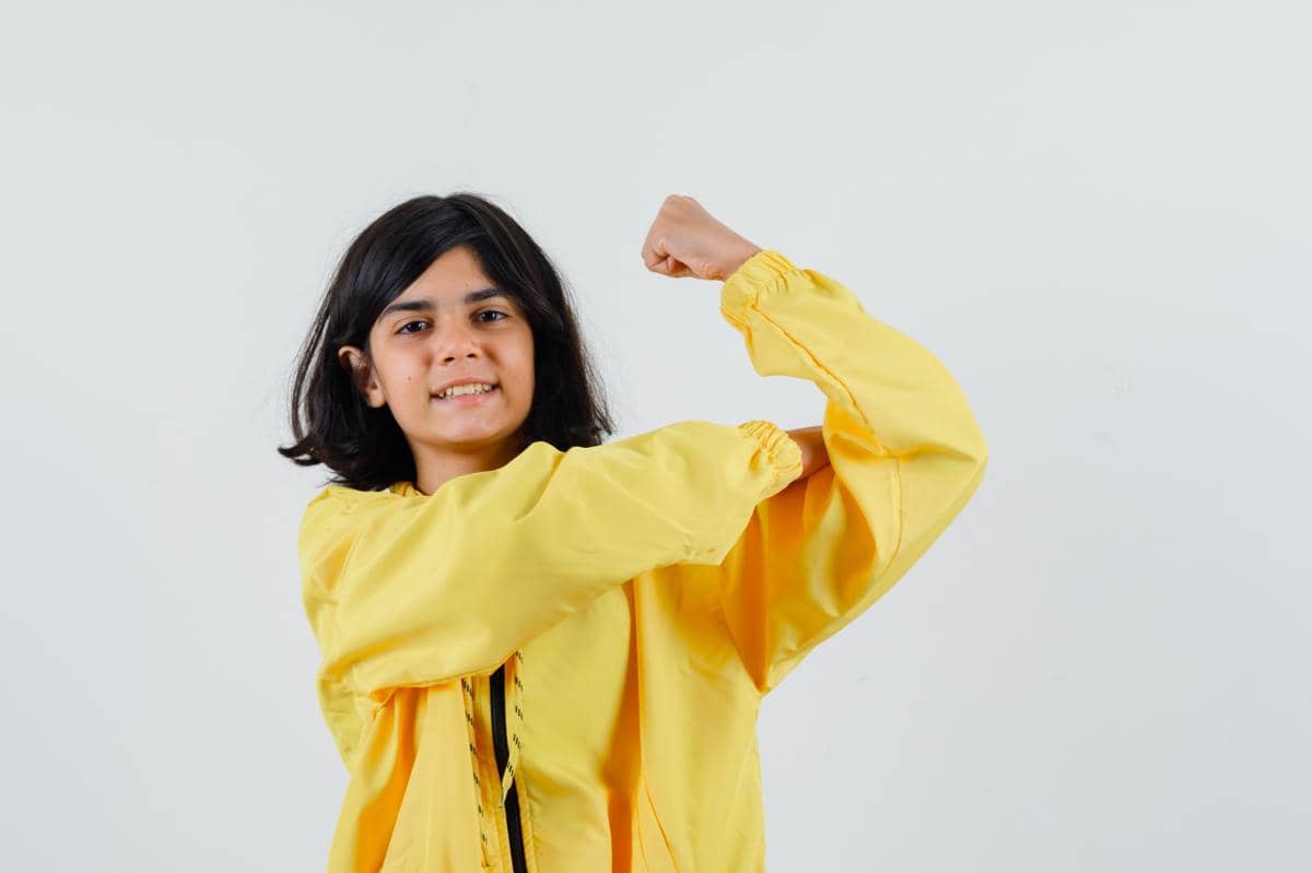 anak sedang berpose kuat