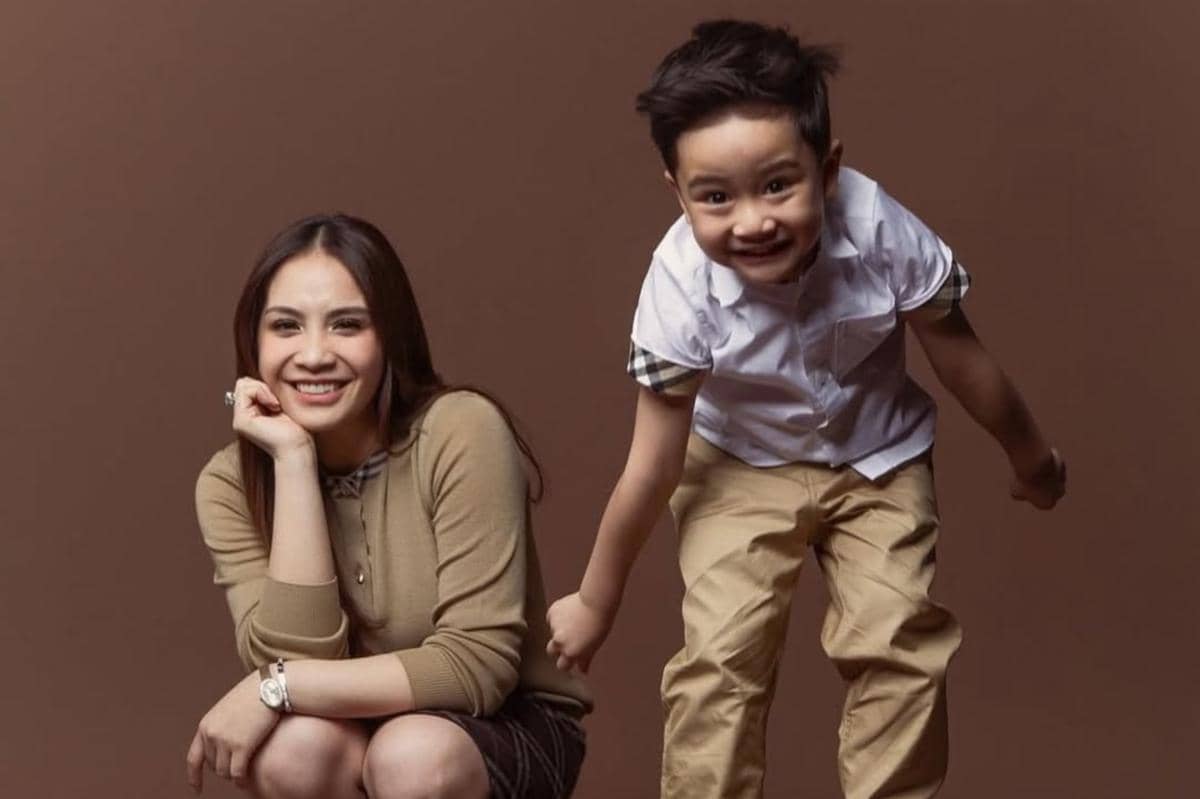 Nagita Slavina dan Rayyanza foto bersama