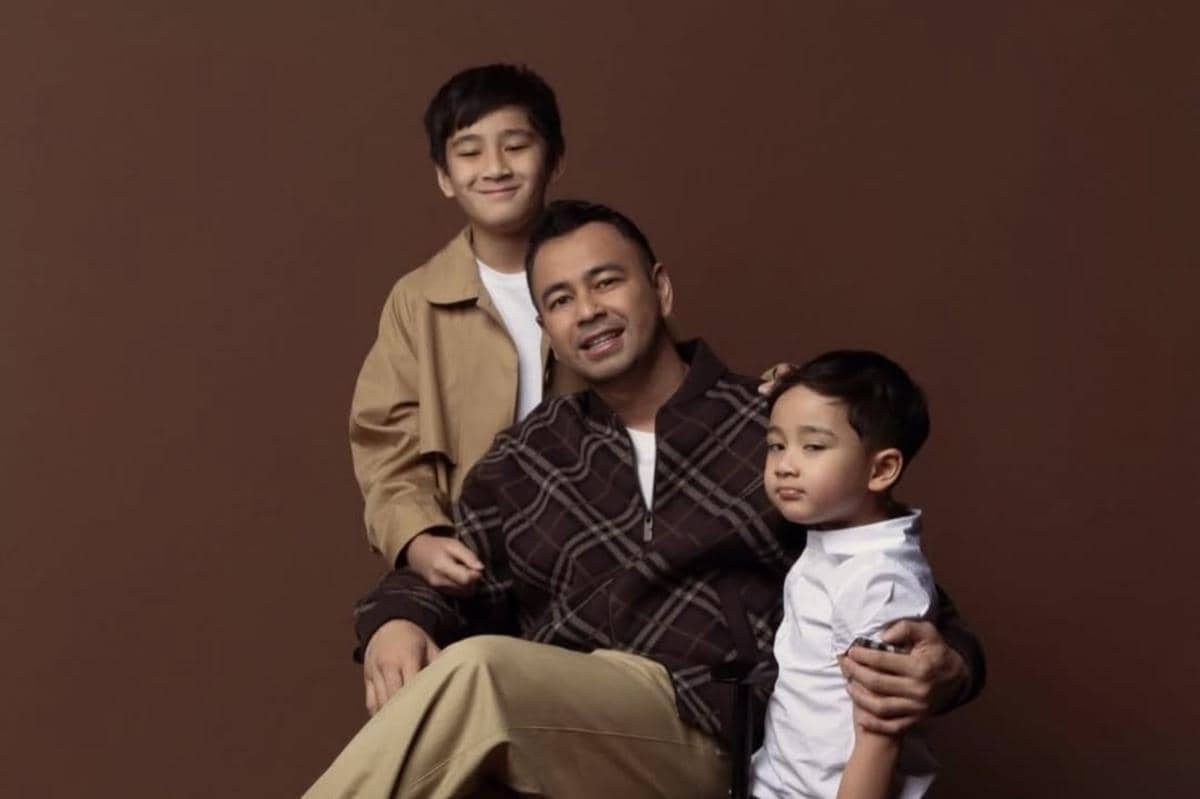 Raffi Ahmad bersama Rafathar dan Rayyanza