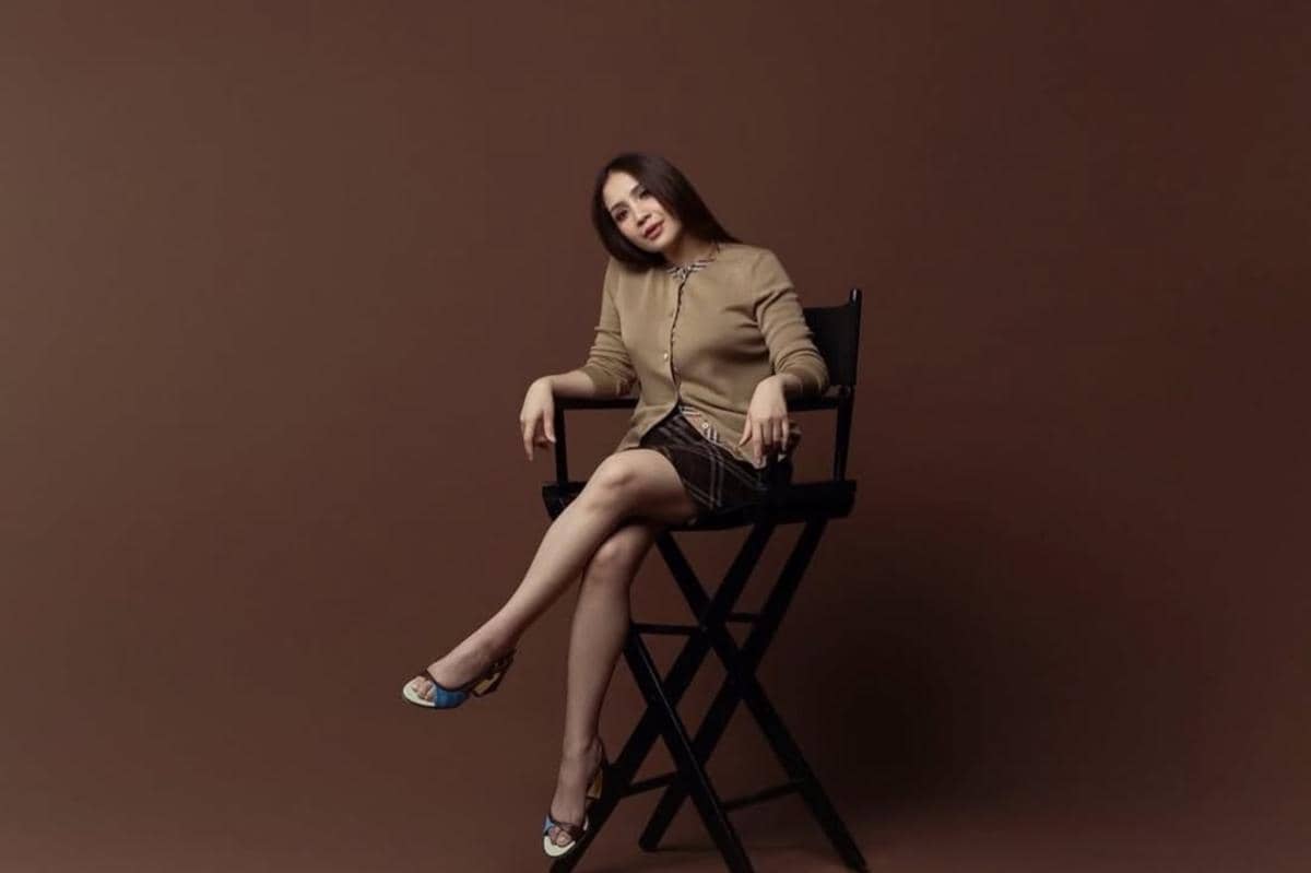 gambar Nagita Slavina sedang berfoto