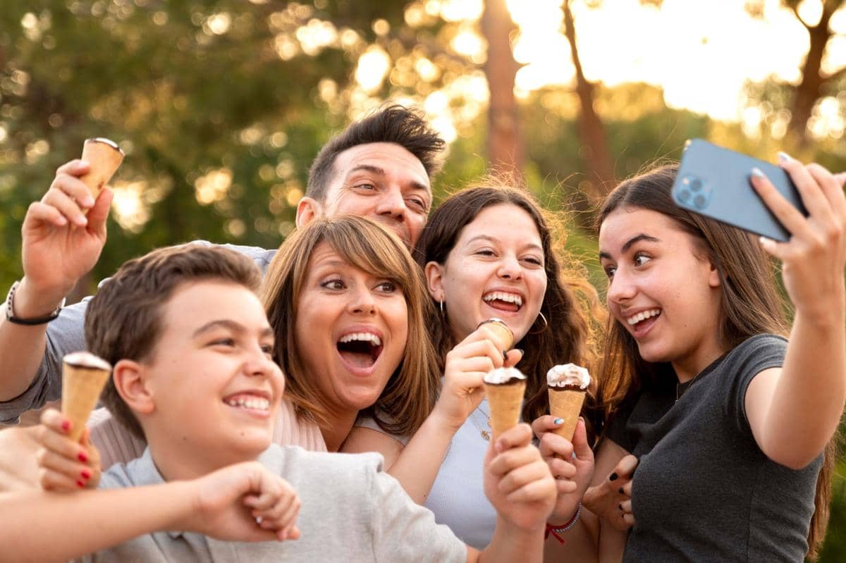 makan es krim bersama keluarga