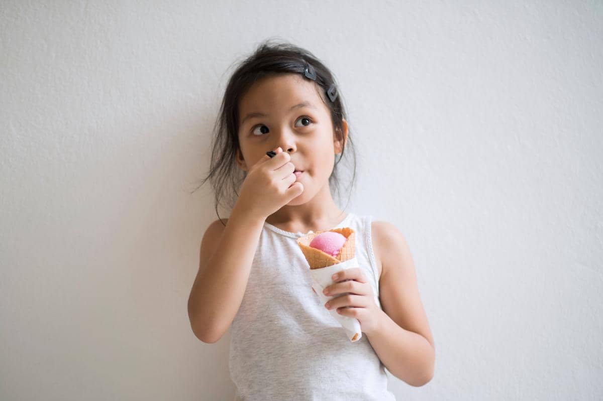 anak sedang makan es krim