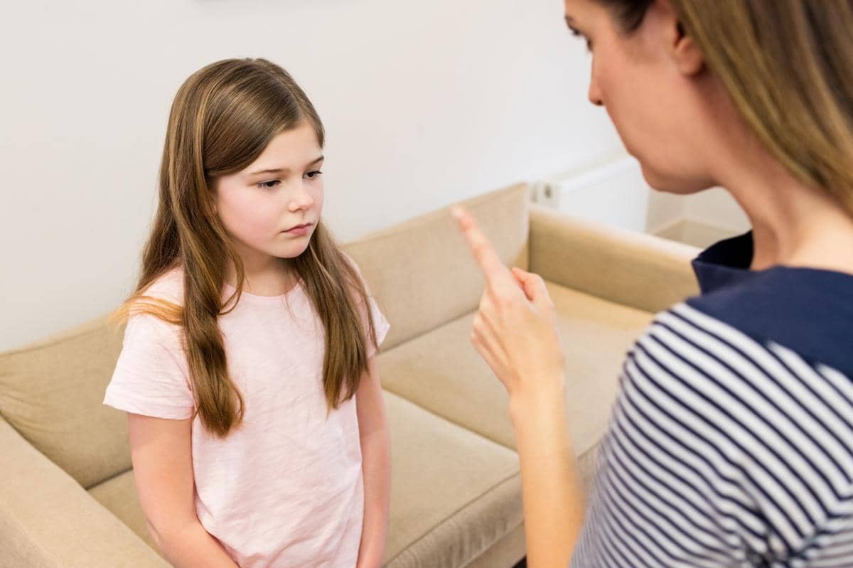 orangtua sedang memarahi anak