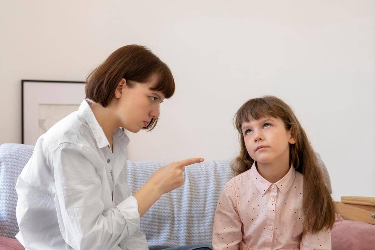 mama dan anak perempuan sedang tidak akur