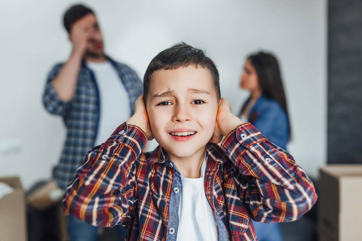anak laki-laki sedang menutup kuping