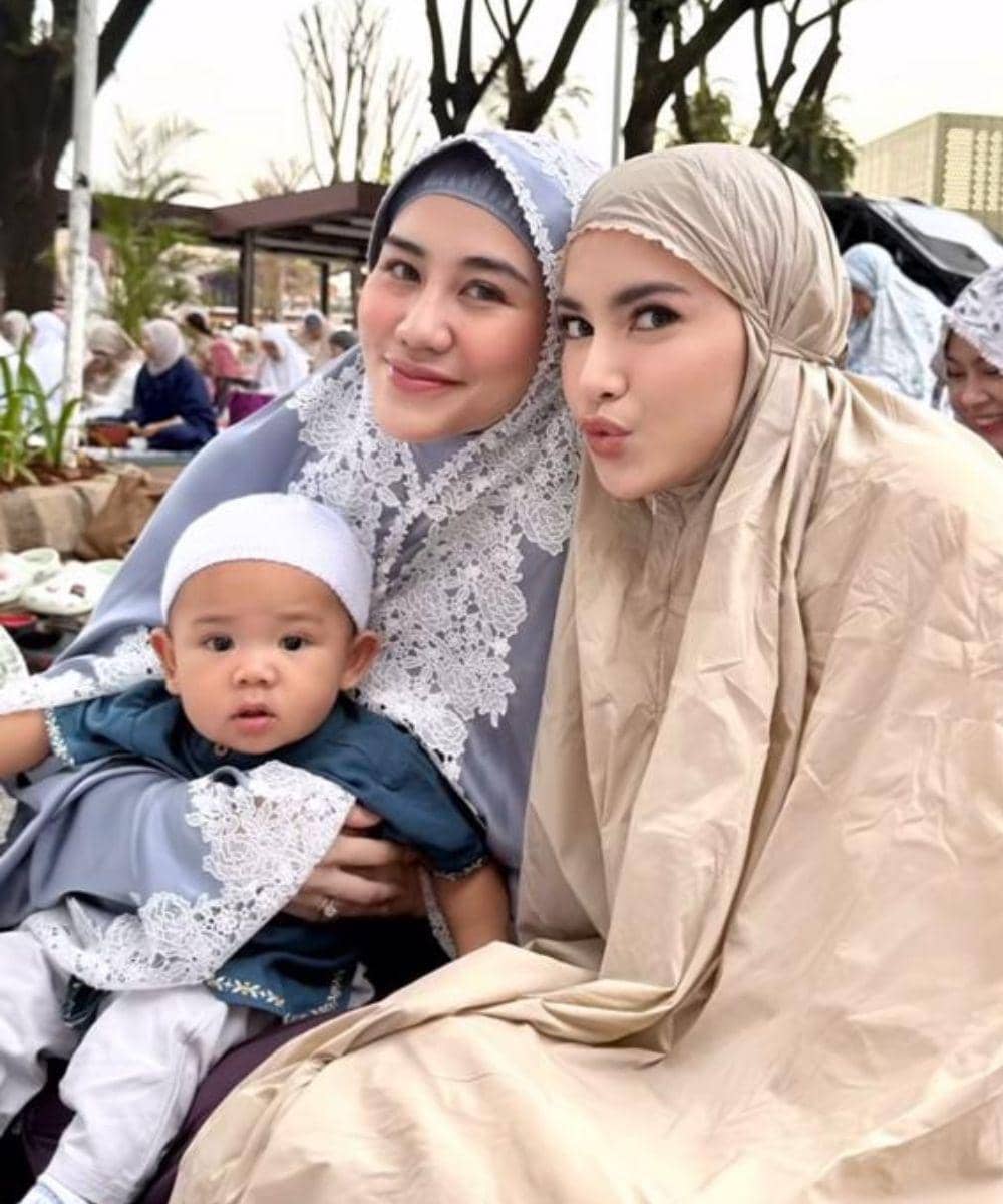 Baby Arash ikut salat Ied bareng Mama