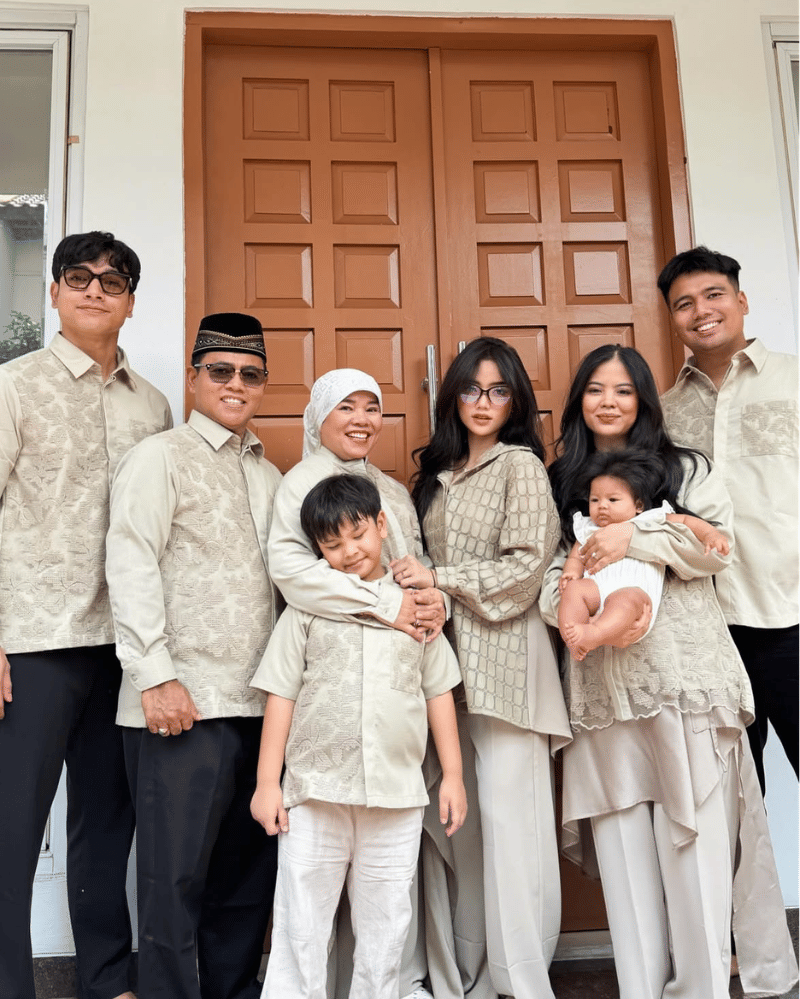 busana lebaran artis (16).png