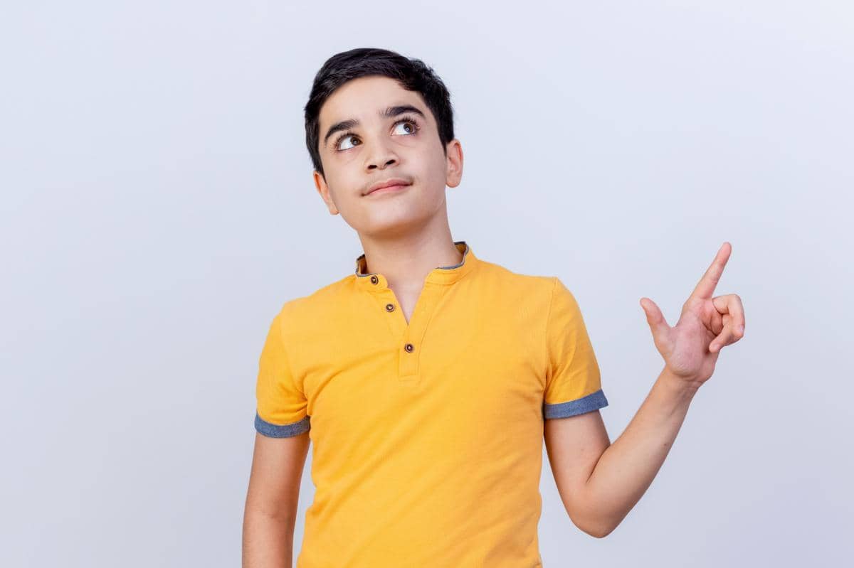 anak berbaju kuning sedang berpose ide