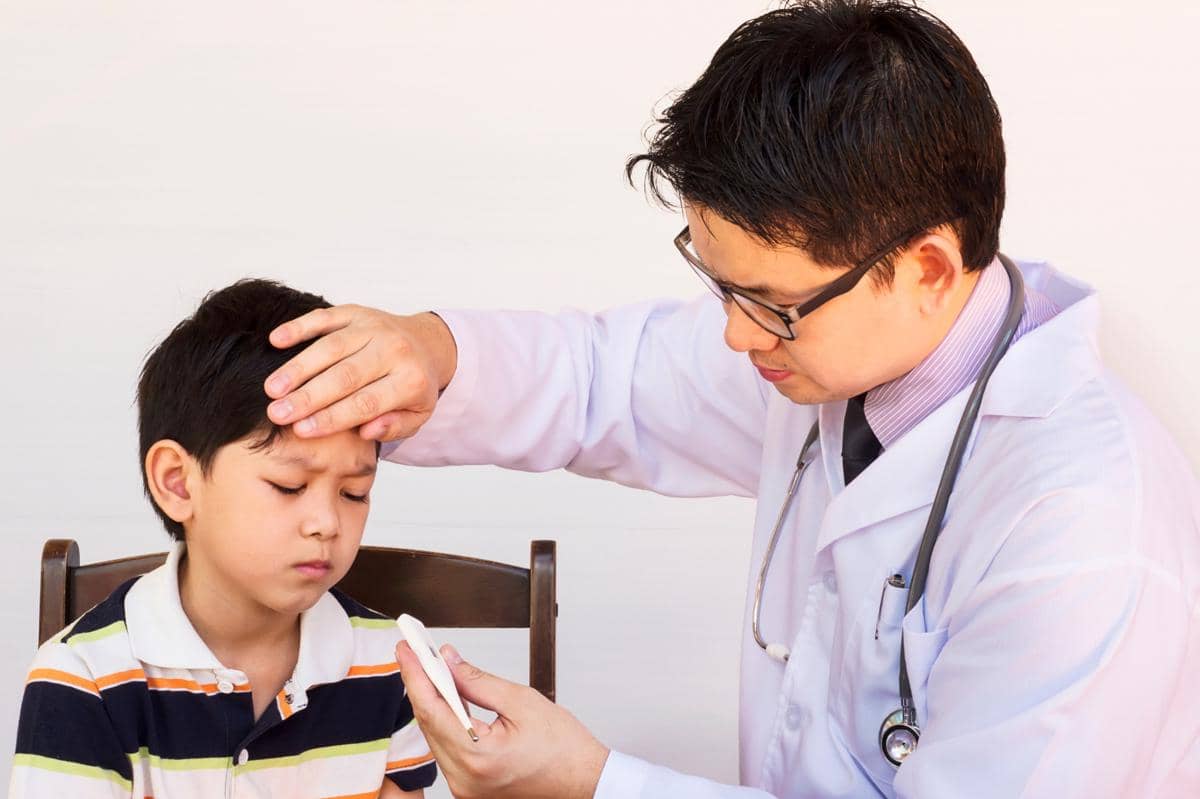 gambar Dokter sedang memeriksa anak sakit