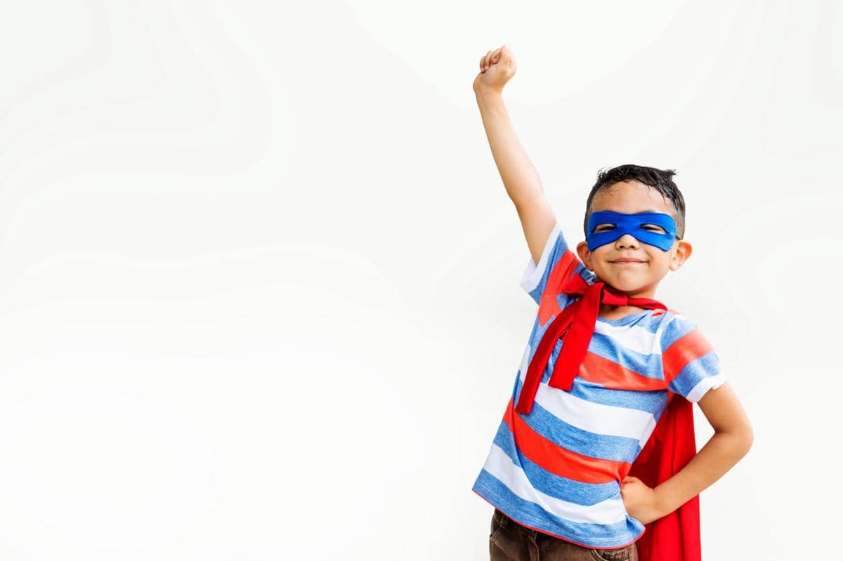 anak sedang berpose kuat