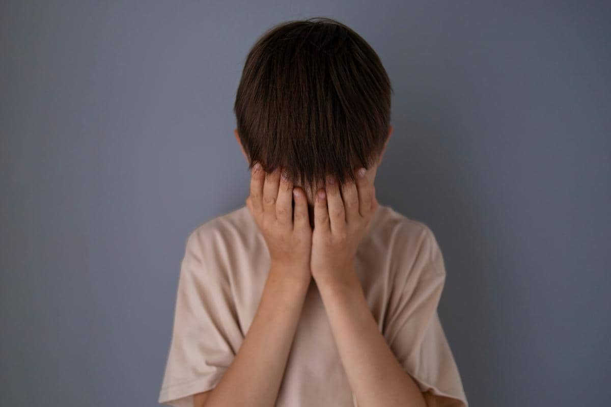 anak laki-laki sedang menangis