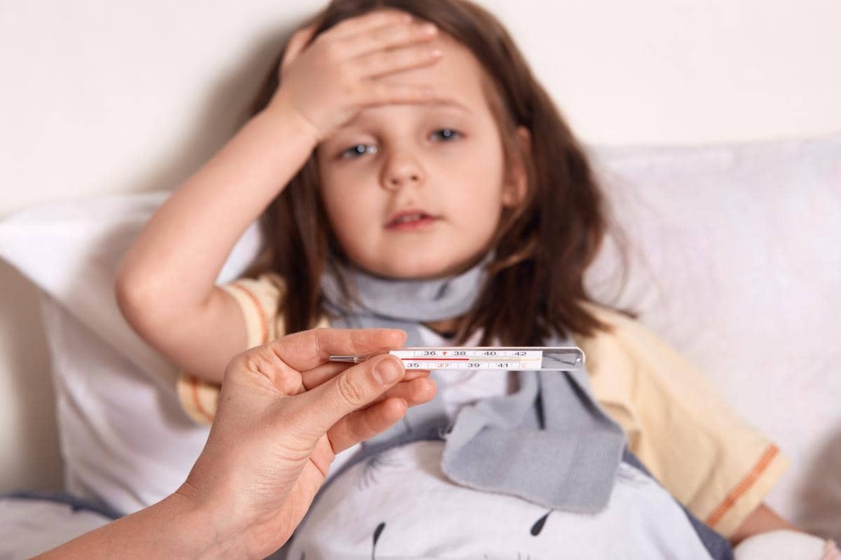 gambar anak sedang sakit demam