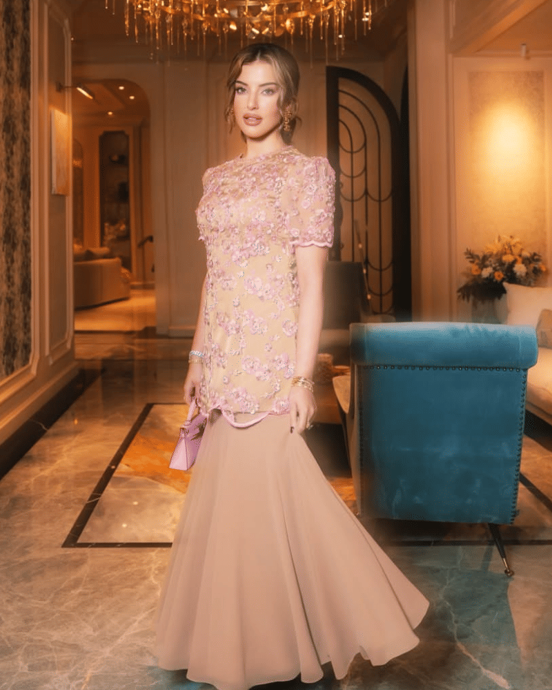 busana lebaran artis (4).png