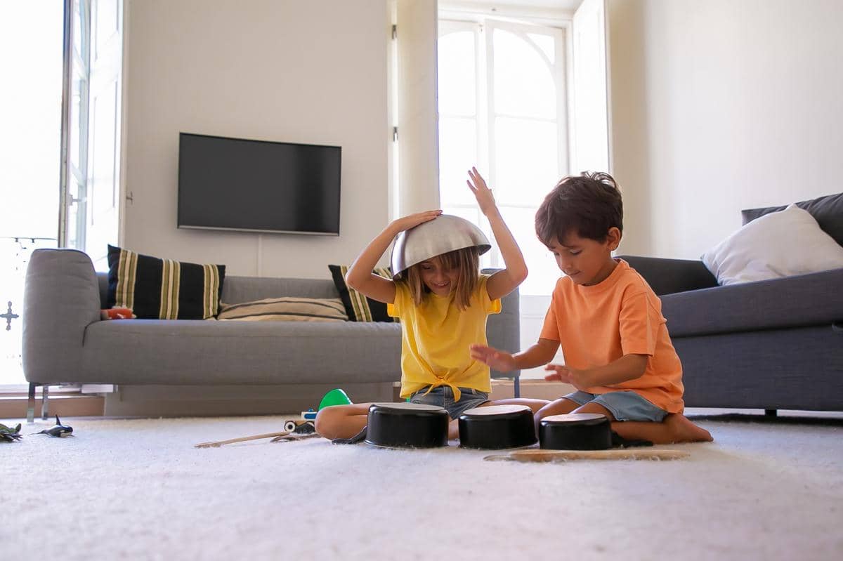gambar anak sedang bermain di rumah