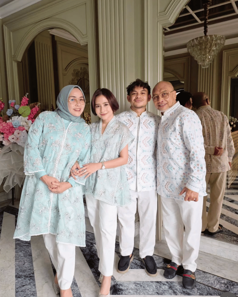 busana lebaran artis (24).png