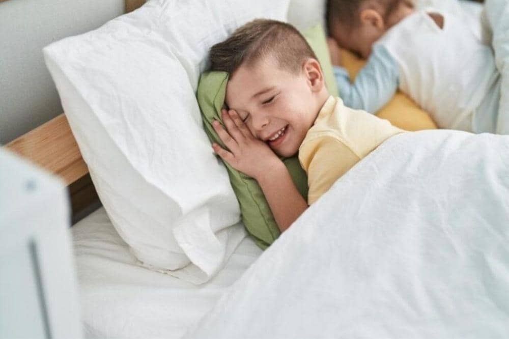 Anak laki-laki tertidur