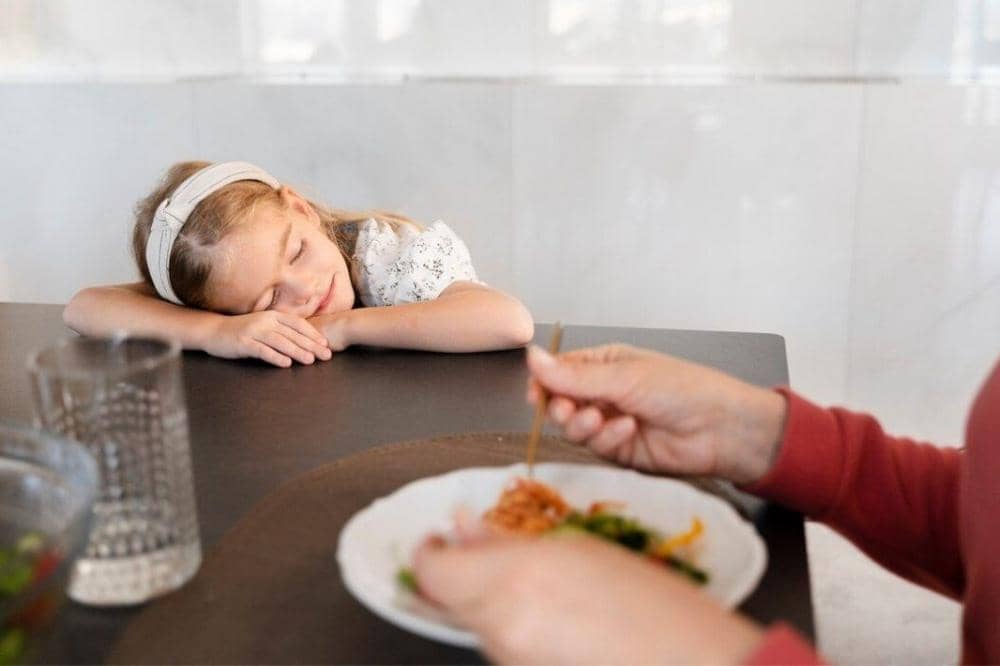 Anak perempuan tidur di meja