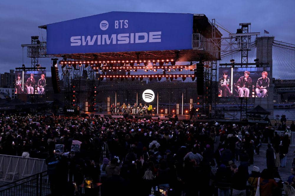 Gaya Para Member BTS saat di LA untuk Comeback