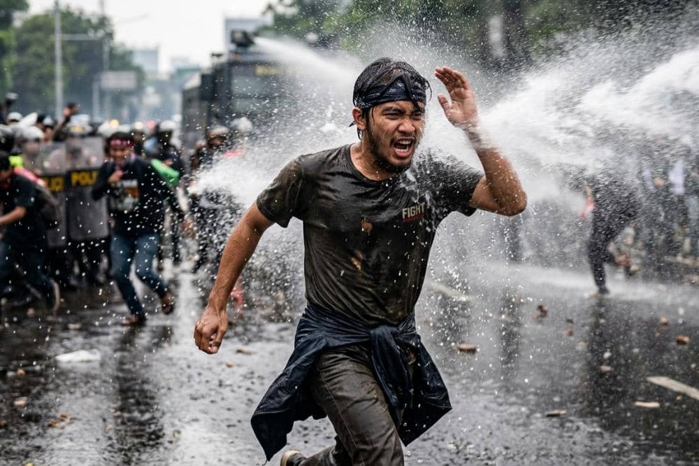 7 Perbedaan Gas Air Mata dan Water Cannon yang Perlu Kamu Tahu_20260325_202053_0005.jpg