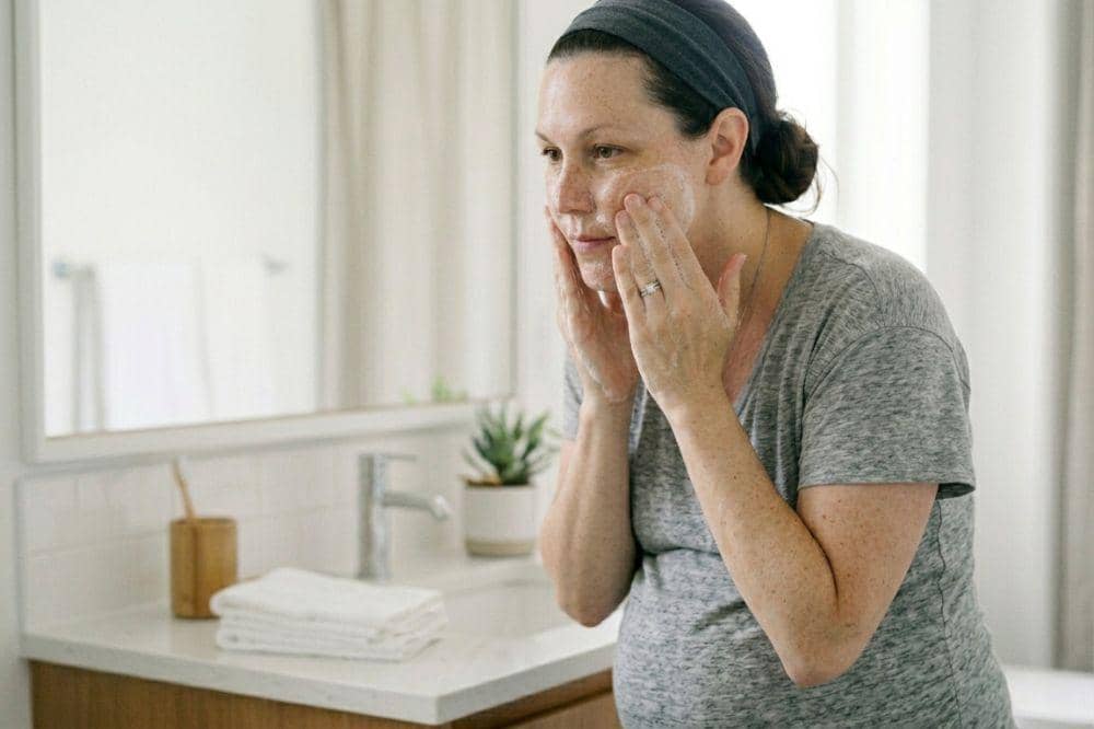 membersihkan debu di wajah ibu hamil