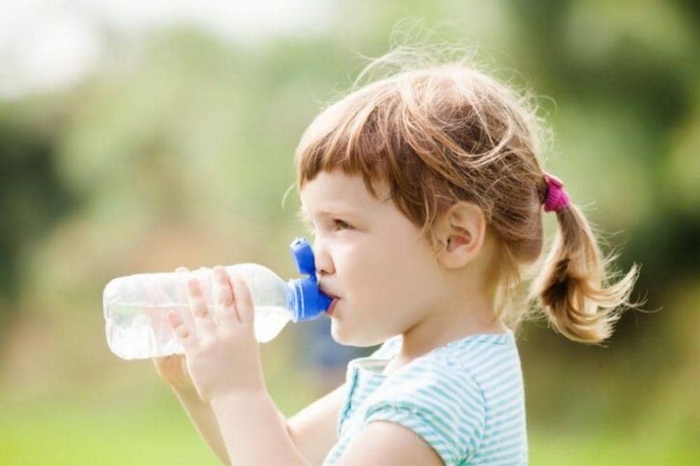 Anak perempuan minum air putih