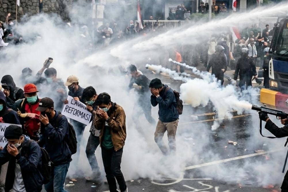7 Perbedaan Gas Air Mata dan Water Cannon yang Perlu Kamu Tahu