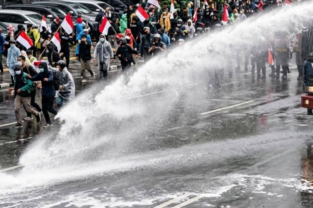 7 Perbedaan Gas Air Mata dan Water Cannon yang Perlu Kamu Tahu_20260325_202053_0002.jpg