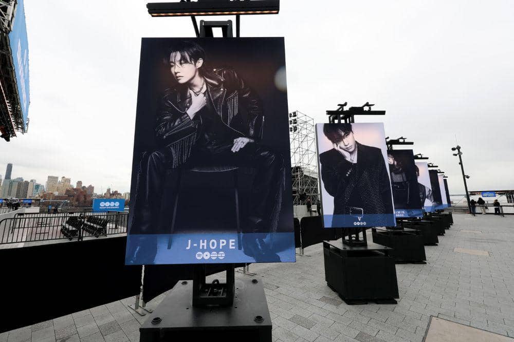 Gaya Para Member BTS saat di LA untuk Comeback