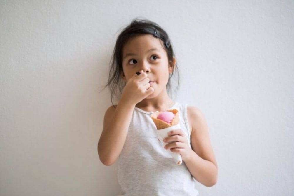 Anak perempuan makan es krim