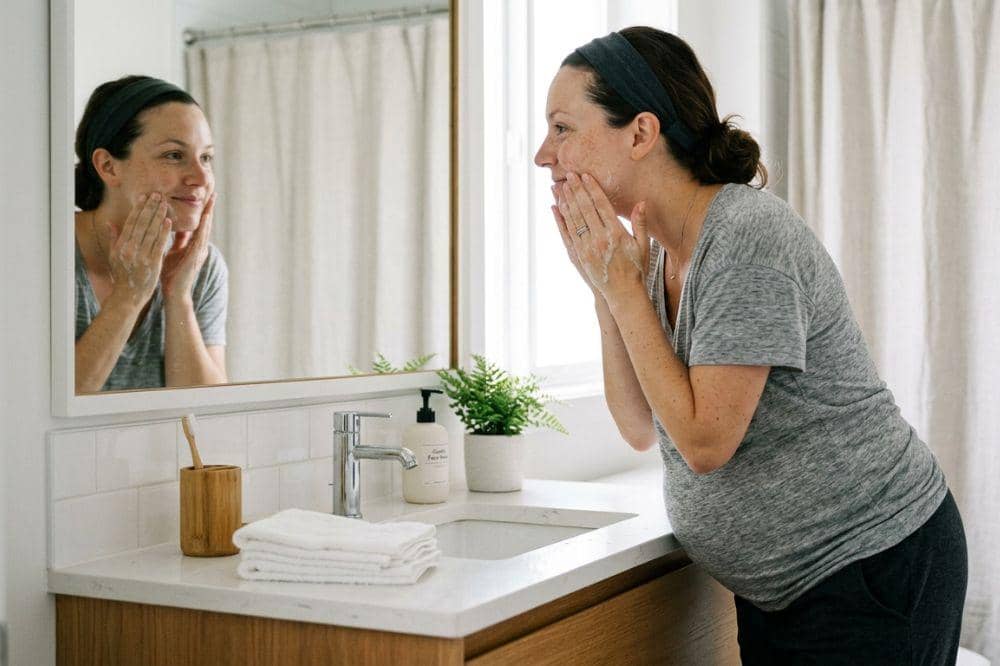 6 Tips Membersihkan Debu di Wajah Ibu Hamil, Aman dan Nyaman