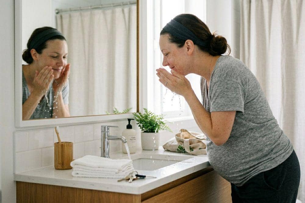 membersihkan debu di wajah ibu hamil