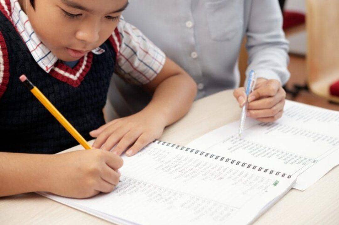 Anak belajar tatap muka di sekolah