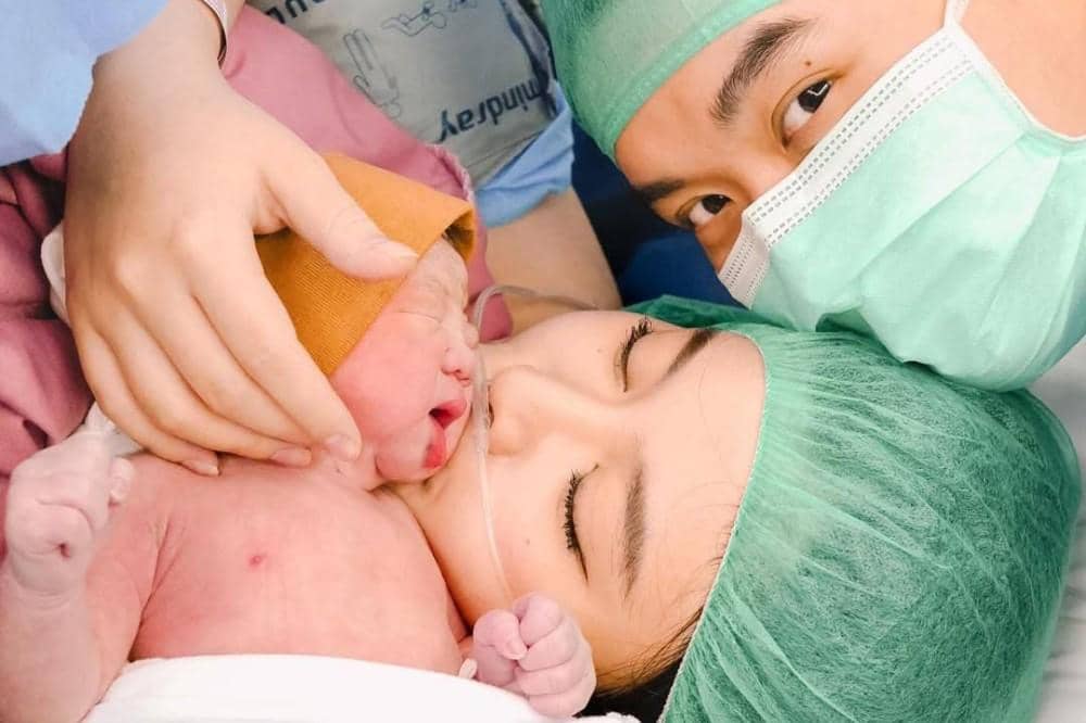 Potret Evelyn Chrestella Melahirkan Anak Pertama, Persalinan Dadakan!